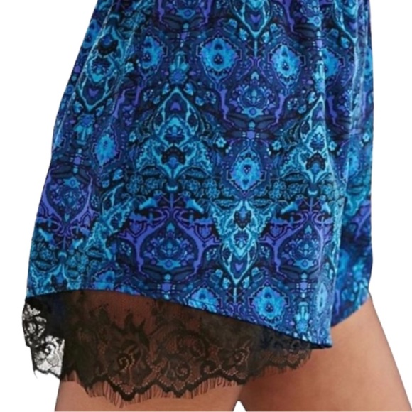 Kimchi Blue Urban Outfitters Blue Paisley and Black Lace Inset Romper Women M - Picture 9 of 9